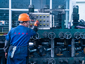 Perbedaan penting dan pedoman pemilihan antara tabung baja campuran dan tabung karbon