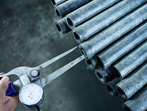 "Berdarah dingin" vs. "Hot- rolling "pipa baja halus: intuitif perbedaan dalam kinerja dan penampilan